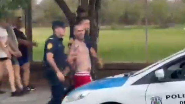 Detienen a Emanuel Noir, vocalista de Ke Personajes, tras protagonizar pelea callejera con manopla