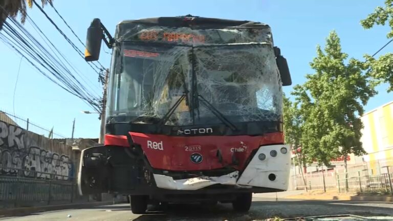 Conductor de RED que protagonizó grave colisión en Santiago dio positivo en test de drogas