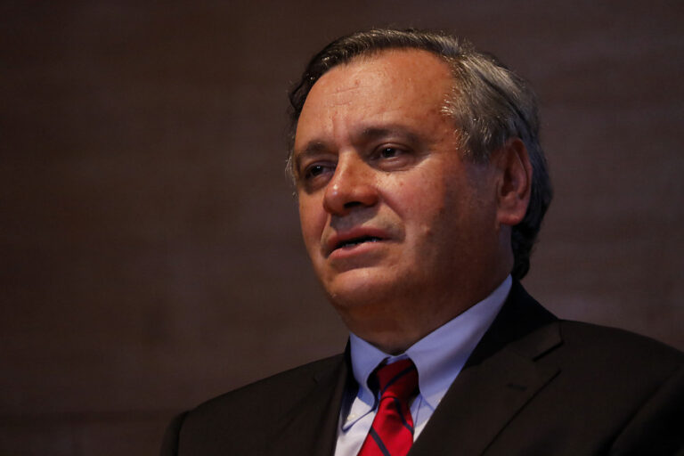 Decano Pablo Ruiz-Tagle representará al ministro Montes ante la acusación constitucional