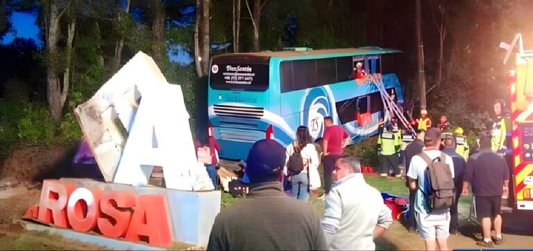 Bus de dos pisos chocó contra letrero de bienvenida de Gorbea: Dejó 19 personas lesionadas