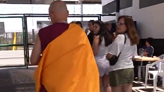 Monje budista llama la atención de los votantes del Estadio Monumental