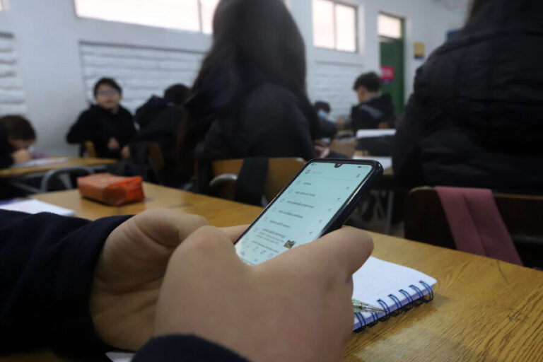 Presentan proyecto para prohibir uso de celulares en escuelas y colegios