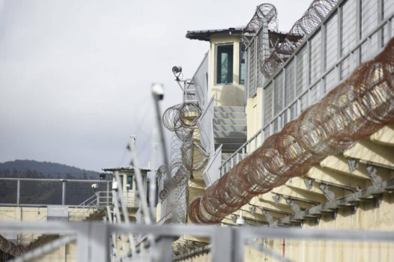 Gendarmería informó fuga de interna imputada: Habría escapado aprovechando alta concurrencia de personas