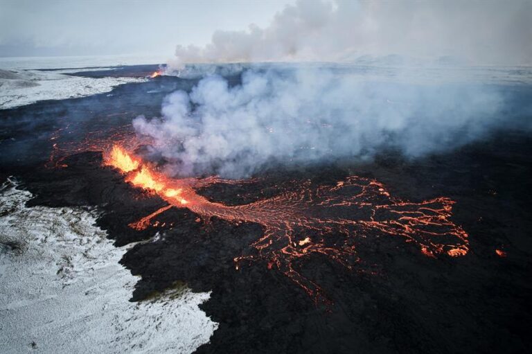 Islandia: Erupción del volcán sigue disminuyendo y la lava no llegaría a núcleos poblados