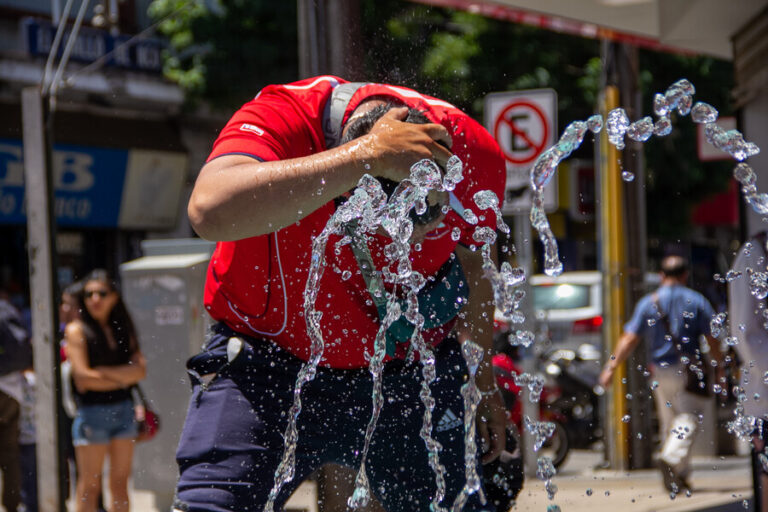 Emiten advertencia agrometeorológica por altas temperaturas en Santiago y otras 4 regiones del país