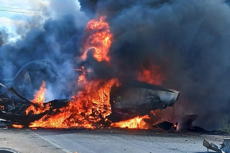 Avioneta de la Conaf capotó sobre camión en la Ruta 5 Sur en Talca: Confirman muerte del piloto