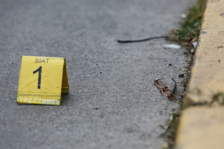 Hombre murió tras chocar con paradero e incendiar su vehículo en Los Ángeles