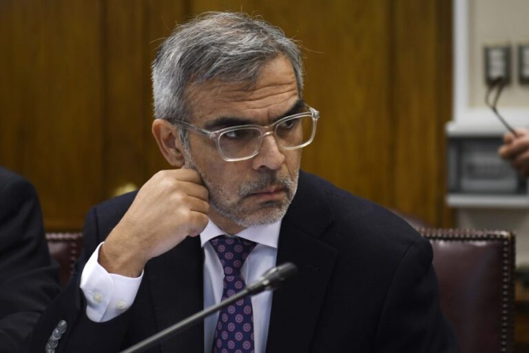 Ministro Cordero cuestionó ley corta de Isapres aprobada en Senado: Modificar la sentencia es contrario a Constitución