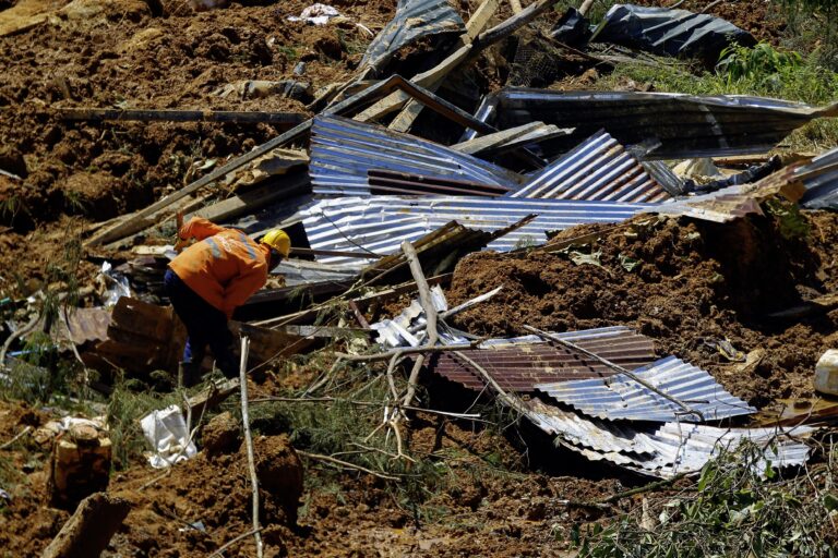 37 personas fallecidas tras alud en Colombia: Gobierno decretó estado de desastre natural y continúan las labores de búsqueda