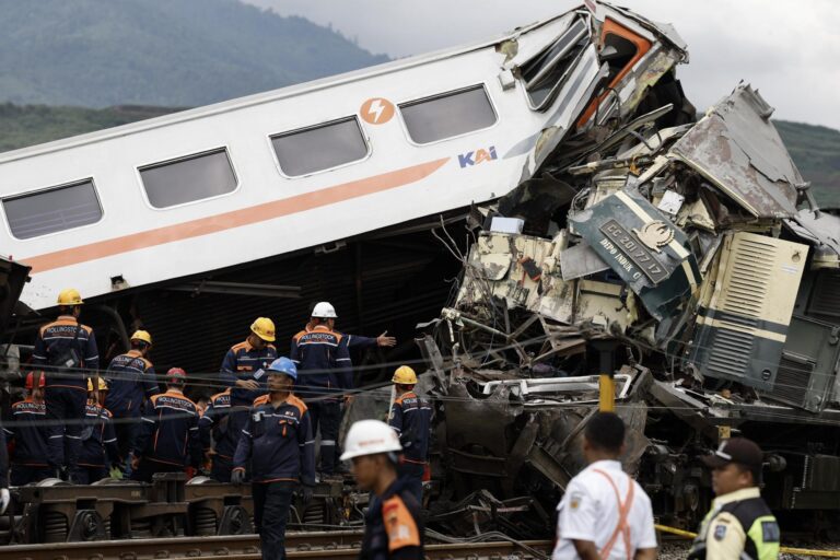 Indonesia: 3 muertos y más de 20 heridos tras choque de trenes en Java Occidental