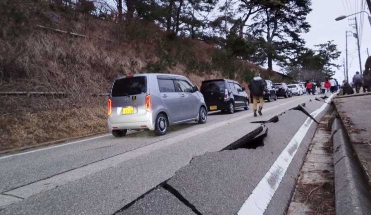 Carreteras cortadas, edificios dañados y miles de hogares sin luz tras terremoto 7.5 en Japón
