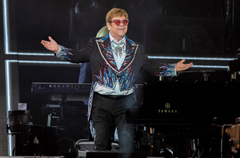 Elton John se convirtió en artista EGOT tras ganar un Emmy por su película de concierto: ¿Qué significa?