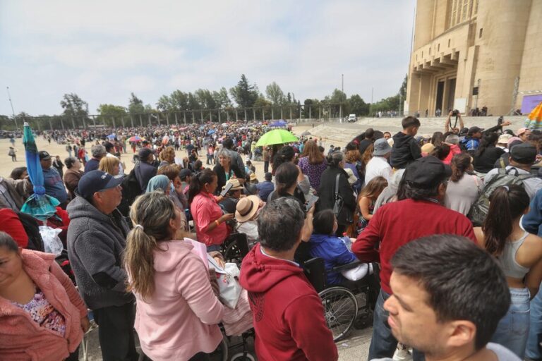 Delegación RM dice que organizadores no avisaron del evento de “Sanadora de Rosario” en Maipú: Ni baños químicos estaban pensados