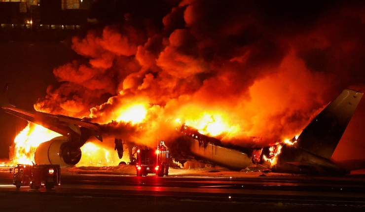 Japón: Avión comercial estalla en llamas tras chocar con aeronave de la Guardia Costera que daba ayuda por el terremoto