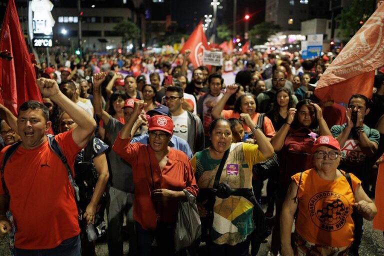 Miles de manifestantes pidieron justicia durante el aniversario del ataque a los poderes del Estado en Brasil