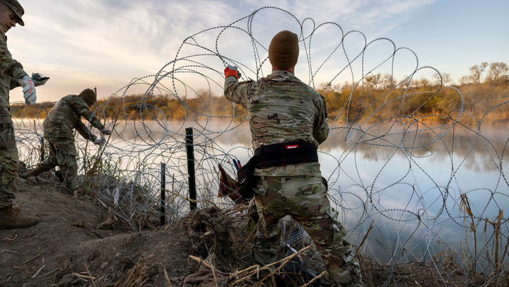 Corte Suprema de EE.UU. autoriza que el Gobierno de Biden retire alambre de púas en la frontera con México