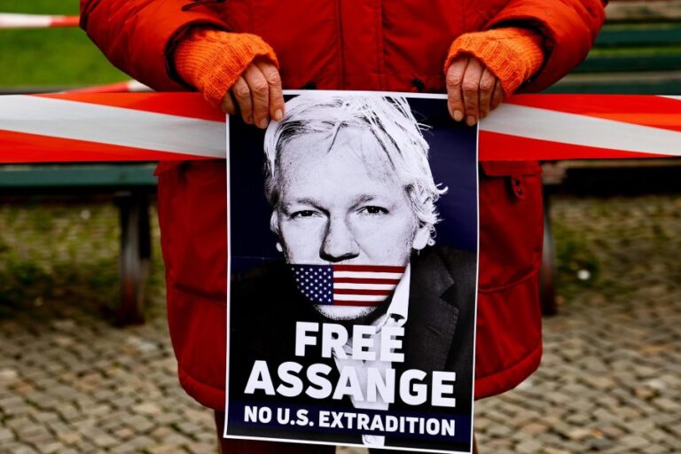 Raúl Sohr y posible extradición de Julian Assange: 