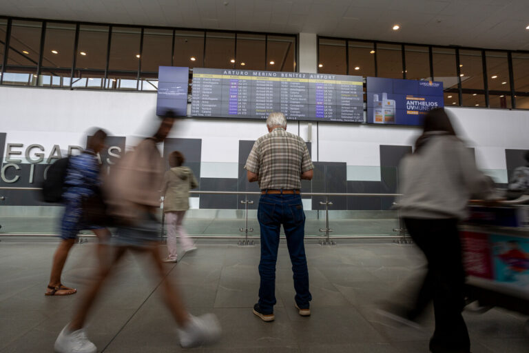 Condenan a hombre que viajó 34 veces gratis tras hacerse pasar por asistente de vuelo 