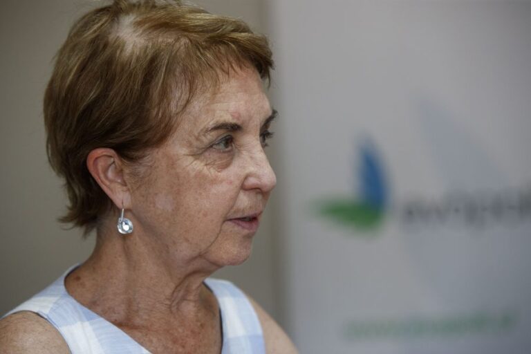 Gloria Hutt ad portas de reunión del Cosena: 