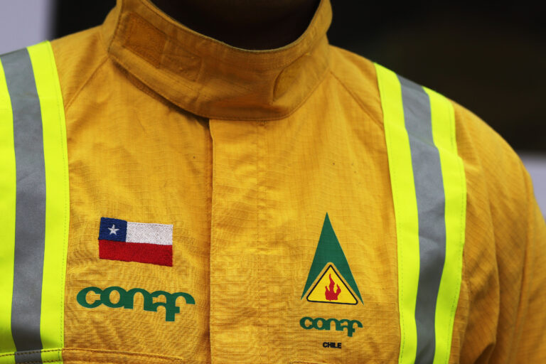 Valparaíso: Senapred declara alerta roja por incendio forestal en la Reserva Nacional Lago Peñuelas