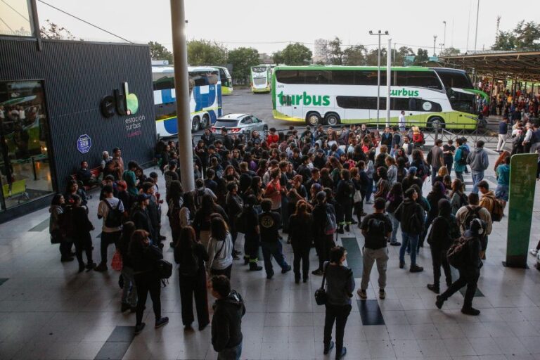 Tras incendios forestales: Habilitan buses para trasladar voluntarios desde la RM a Viña del Mar y Quilpué