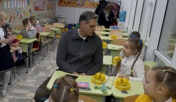 “Aquí no se oyen las explosiones”: CNN visita escuelas subterráneas en Ucrania