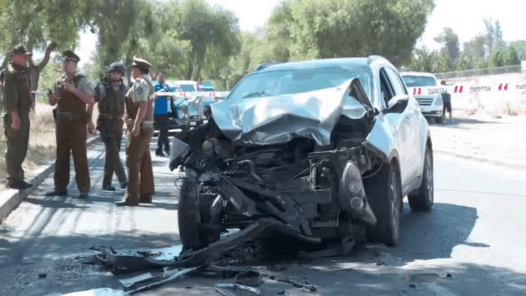 Delincuentes que robaron un auto se enfrentaron en balacera con Carabineros y terminaron chocando contra un camión de bebidas