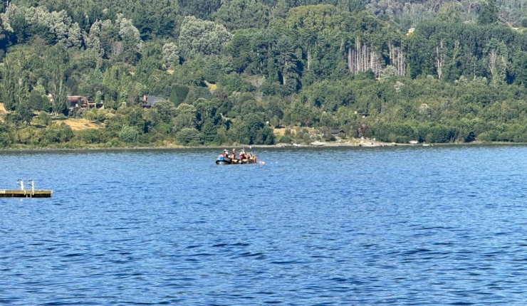Realizan trabajos de extracción del helicóptero del expdte. Piñera desde Lago Ranco: Está a 28 metros de profundidad