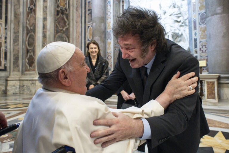 El afectuoso primer encuentro de Javier Milei con el papa Francisco