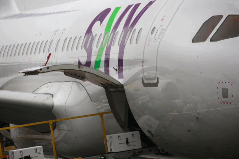 Sernac cita a declarar a Sky Airlines tras alza de reclamos por retrasos y cancelación de vuelos