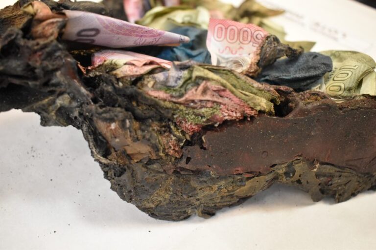 Incendios: ¿Cómo recuperar los billetes quemados y cuáles son las recomendaciones para su correcta manipulación?