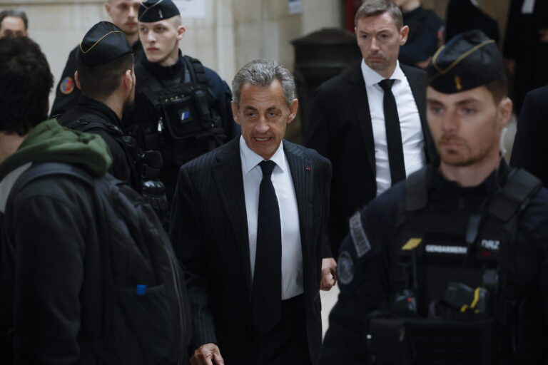 Condenan al expresidente francés Nicolas Sarkozy a cinco años de prisión en juicio por financiamiento libio de su campaña de 2007