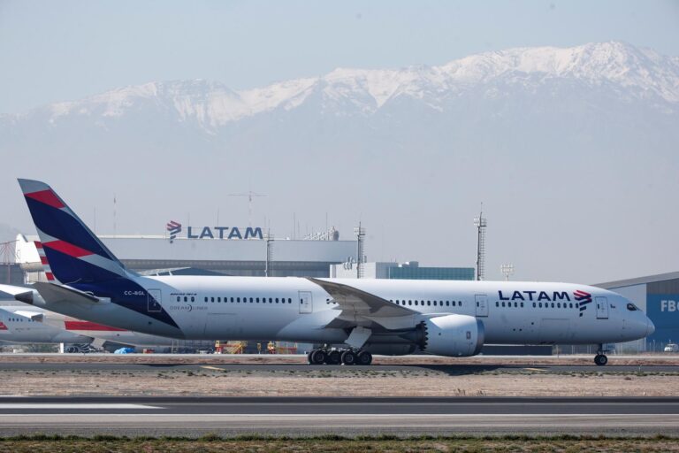 “Fuerte movimiento” en vuelo Sídney-Santiago de Latam deja 50 personas heridas: Un pasajero tiene pronóstico grave