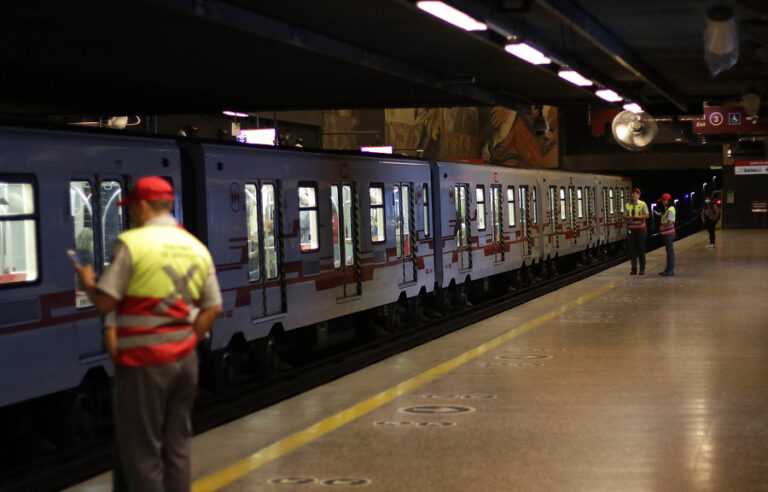 Metro inició la jornada con servicio interrumpido en U. de Chile tras rotura de matriz