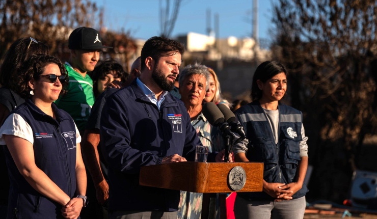 Pdte. Boric dice que damnificados por los incendios tendrán un techo antes del invierno