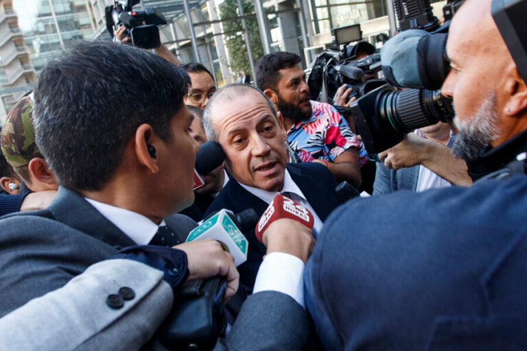 “Es inaceptable”: Anuncian oficio a la PDI por actuar de escoltas de Sergio Muñoz contra la prensa