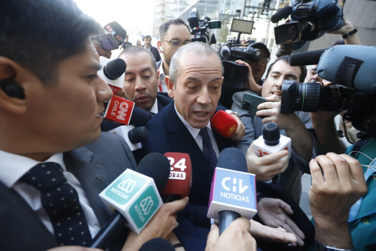 Escoltas de Sergio Muñoz provocaron caída de camarógrafos y periodistas en su llegada a formalización