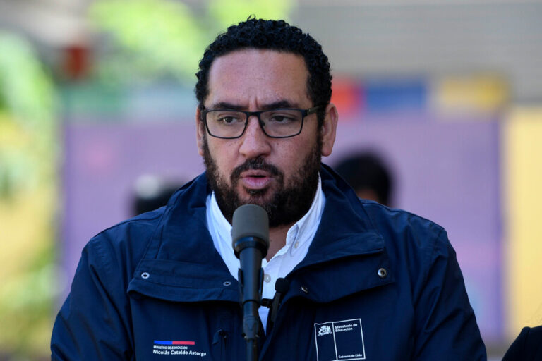 Ministro Cataldo confirma acuerdo con profesores ante crisis educacional en Atacama
