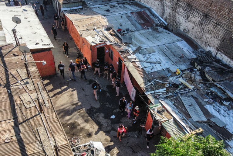 Realizan operativo de desalojo número 46 en Barrio Yungay: Vivían más de 70 personas en un recinto