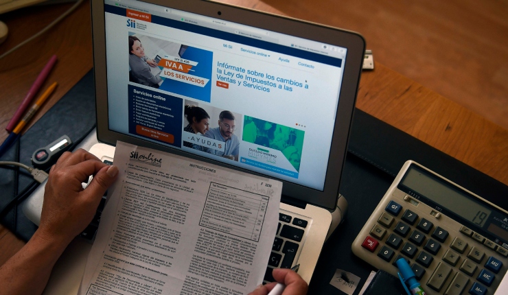 Impuesto subiría para quienes ganan desde $4,5 millones mensuales: ¿Qué opinan los expertos y contribuyentes?