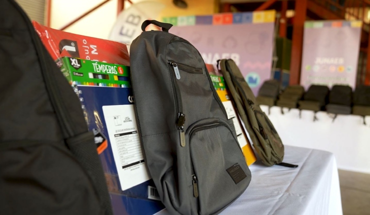 Gobierno entrega kits de útiles escolares a estudiantes afectados por los incendios