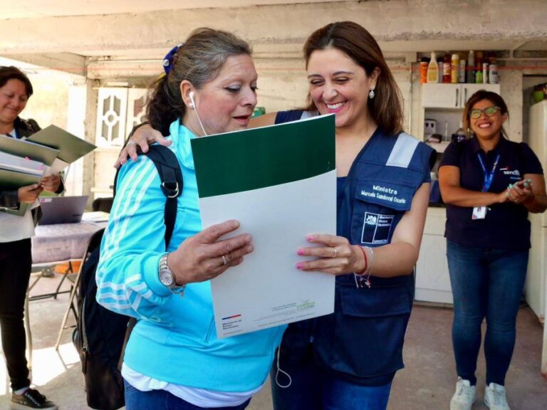 Gobierno entrega 150 títulos de dominio a familias afectadas por incendios en la Región de Valparaíso