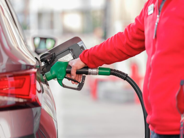 Otra dificultad de marzo: Anuncian nueva alza en el precio de todos los combustibles