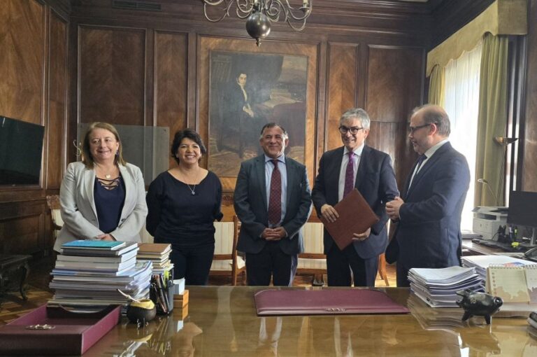 DC y Hacienda acuerdan ajuste en propuesta de impuesto personal para que se aplique a sueldos desde los 4,5 millones