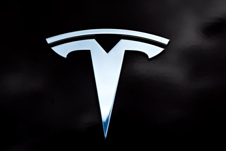 Elon Musk anuncia por correo electrónico el despido de unos 15 mil trabajadores de Tesla