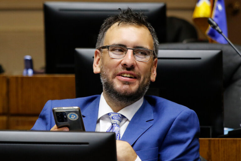 Diputado De Rementería renuncia al cupo al Senado que le dio Allende tras quitada de piso del PS