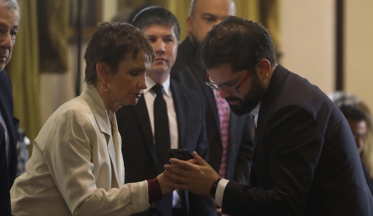 Enigmático momento: Tohá frena saludo protocolar de Boric para mostrarle algo en su celular