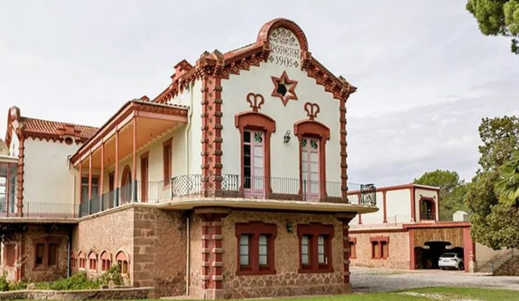 Rauw Alejandro pone en venta lujosa casa que le compró a Rosalía como regalo de matrimonio