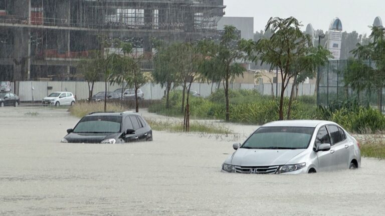 Fuertes lluvias en Dubai dejan impactantes registros de inundaciones: Cayó la cantidad de agua de todo un año