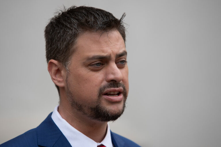 Manouchehri (PS) propone prohibir el ingreso de venezolanos por 24 meses y restringir envíos de dinero